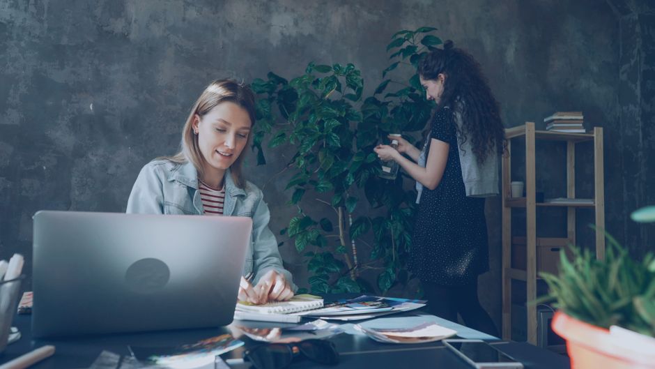 Dos mujeres trabajando en una oficina moderna