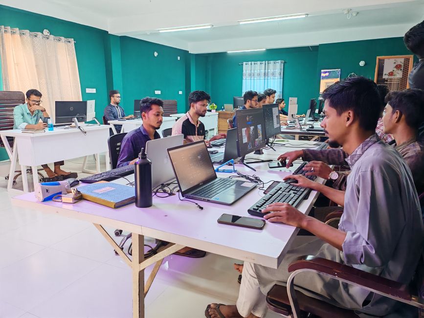 Jóvenes profesionales en oficina moderna