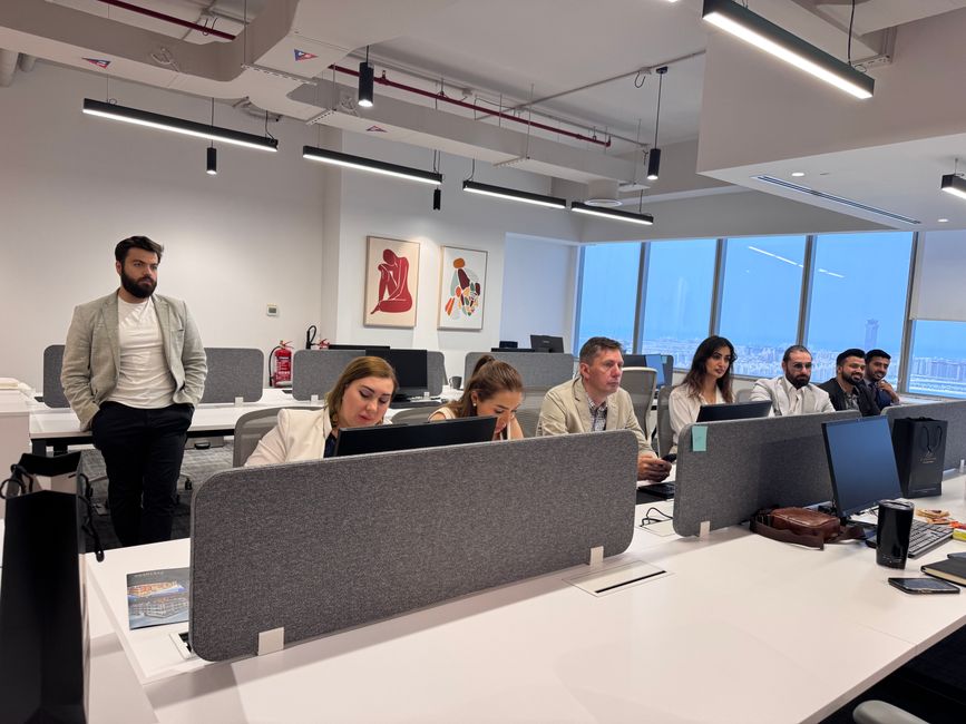 Equipo de profesionales trabajando en una oficina moderna con computadoras
